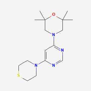 molecular formula C16H26N4OS B6623851 2,2,6,6-Tetramethyl-4-(6-thiomorpholin-4-ylpyrimidin-4-yl)morpholine 