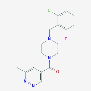 molecular formula C17H18ClFN4O B6624291 [4-[(2-Chloro-6-fluorophenyl)methyl]piperazin-1-yl]-(6-methylpyridazin-4-yl)methanone 