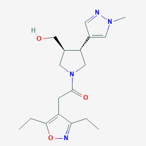 molecular formula C18H26N4O3 B6624330 2-(3,5-diethyl-1,2-oxazol-4-yl)-1-[(3S,4R)-3-(hydroxymethyl)-4-(1-methylpyrazol-4-yl)pyrrolidin-1-yl]ethanone 