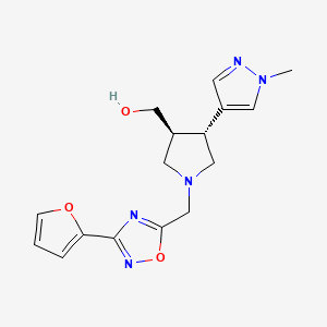molecular formula C16H19N5O3 B6624419 [(3S,4R)-1-[[3-(furan-2-yl)-1,2,4-oxadiazol-5-yl]methyl]-4-(1-methylpyrazol-4-yl)pyrrolidin-3-yl]methanol 