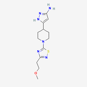 molecular formula C13H20N6OS B6624679 5-[1-[3-(2-methoxyethyl)-1,2,4-thiadiazol-5-yl]piperidin-4-yl]-1H-pyrazol-3-amine 