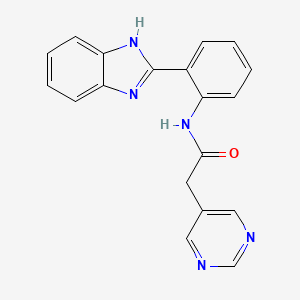molecular formula C19H15N5O B6624888 N-[2-(1H-benzimidazol-2-yl)phenyl]-2-pyrimidin-5-ylacetamide 