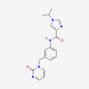 molecular formula C18H19N5O2 B6625528 N-[3-[(2-oxopyrimidin-1-yl)methyl]phenyl]-1-propan-2-ylimidazole-4-carboxamide 