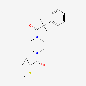 2-Methyl-1-[4-(1-methylsulfanylcyclopropanecarbonyl)piperazin-1-yl]-2-phenylpropan-1-one