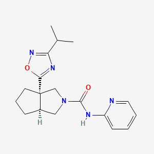 molecular formula C18H23N5O2 B6626604 (3aS,6aS)-3a-(3-propan-2-yl-1,2,4-oxadiazol-5-yl)-N-pyridin-2-yl-1,3,4,5,6,6a-hexahydrocyclopenta[c]pyrrole-2-carboxamide 