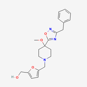 molecular formula C21H25N3O4 B6627175 [5-[[4-(3-Benzyl-1,2,4-oxadiazol-5-yl)-4-methoxypiperidin-1-yl]methyl]furan-2-yl]methanol 