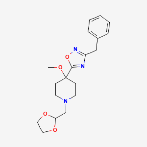 molecular formula C19H25N3O4 B6627182 3-Benzyl-5-[1-(1,3-dioxolan-2-ylmethyl)-4-methoxypiperidin-4-yl]-1,2,4-oxadiazole 