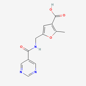 molecular formula C12H11N3O4 B6628118 2-Methyl-5-[(pyrimidine-5-carbonylamino)methyl]furan-3-carboxylic acid 