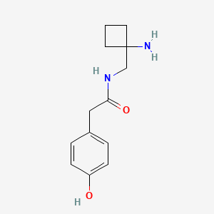 molecular formula C13H18N2O2 B6628486 N-[(1-aminocyclobutyl)methyl]-2-(4-hydroxyphenyl)acetamide 