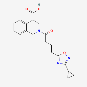 2-[4-(3-cyclopropyl-1,2,4-oxadiazol-5-yl)butanoyl]-3,4-dihydro-1H-isoquinoline-4-carboxylic acid