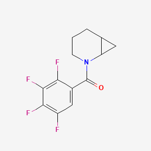 molecular formula C13H11F4NO B6749438 2-Azabicyclo[4.1.0]heptan-2-yl-(2,3,4,5-tetrafluorophenyl)methanone 