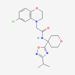 2-(6-chloro-2,3-dihydro-1,4-benzoxazin-4-yl)-N-[4-(3-propan-2-yl-1,2,4-oxadiazol-5-yl)oxan-4-yl]acetamide