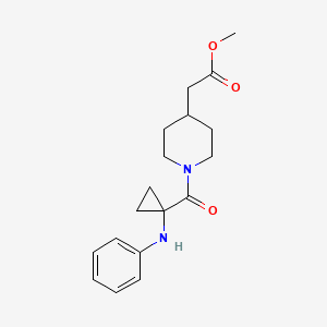 molecular formula C18H24N2O3 B6750500 Methyl 2-[1-(1-anilinocyclopropanecarbonyl)piperidin-4-yl]acetate 