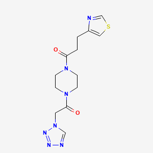 molecular formula C13H17N7O2S B6751613 1-[4-[2-(Tetrazol-1-yl)acetyl]piperazin-1-yl]-3-(1,3-thiazol-4-yl)propan-1-one 