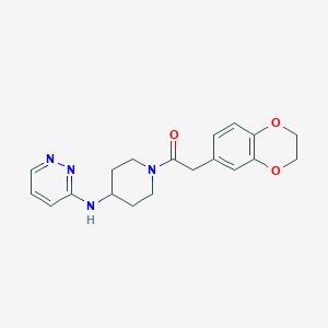 2-(2,3-Dihydro-1,4-benzodioxin-6-yl)-1-[4-(pyridazin-3-ylamino)piperidin-1-yl]ethanone