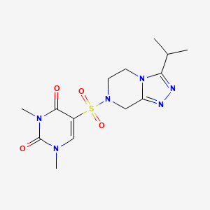 molecular formula C14H20N6O4S B6752486 1,3-dimethyl-5-[(3-propan-2-yl-6,8-dihydro-5H-[1,2,4]triazolo[4,3-a]pyrazin-7-yl)sulfonyl]pyrimidine-2,4-dione 