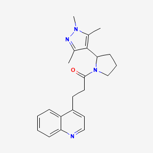 molecular formula C22H26N4O B6753148 3-Quinolin-4-yl-1-[2-(1,3,5-trimethylpyrazol-4-yl)pyrrolidin-1-yl]propan-1-one 