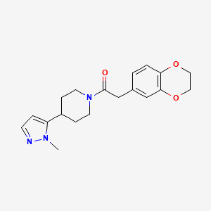 2-(2,3-Dihydro-1,4-benzodioxin-6-yl)-1-[4-(2-methylpyrazol-3-yl)piperidin-1-yl]ethanone