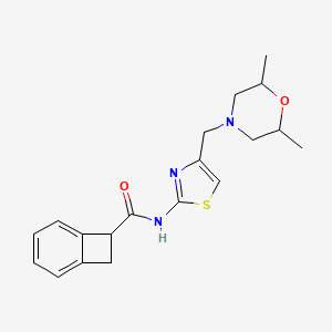 molecular formula C19H23N3O2S B6753455 N-[4-[(2,6-dimethylmorpholin-4-yl)methyl]-1,3-thiazol-2-yl]bicyclo[4.2.0]octa-1,3,5-triene-7-carboxamide 