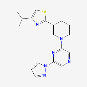 molecular formula C18H22N6S B6754088 4-Propan-2-yl-2-[1-(6-pyrazol-1-ylpyrazin-2-yl)piperidin-3-yl]-1,3-thiazole 