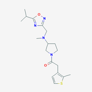 1-[3-[Methyl-[(5-propan-2-yl-1,2,4-oxadiazol-3-yl)methyl]amino]pyrrolidin-1-yl]-2-(2-methylthiophen-3-yl)ethanone