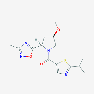 [(2R,4R)-4-methoxy-2-(3-methyl-1,2,4-oxadiazol-5-yl)pyrrolidin-1-yl]-(2-propan-2-yl-1,3-thiazol-5-yl)methanone