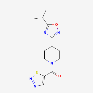 [4-(5-Propan-2-yl-1,2,4-oxadiazol-3-yl)piperidin-1-yl]-(thiadiazol-5-yl)methanone