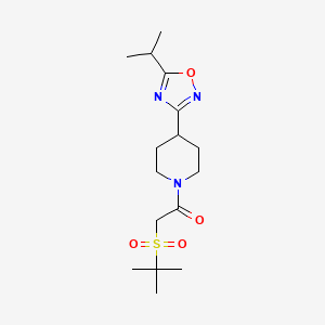 2-Tert-butylsulfonyl-1-[4-(5-propan-2-yl-1,2,4-oxadiazol-3-yl)piperidin-1-yl]ethanone