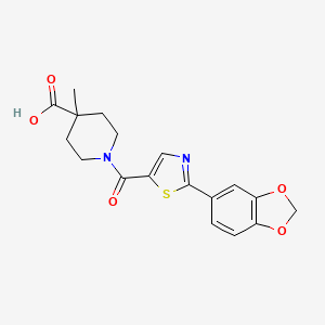 molecular formula C18H18N2O5S B6965383 1-[2-(1,3-Benzodioxol-5-yl)-1,3-thiazole-5-carbonyl]-4-methylpiperidine-4-carboxylic acid 