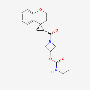 [1-[(1'R,4S)-spiro[2,3-dihydrochromene-4,2'-cyclopropane]-1'-carbonyl]azetidin-3-yl] N-propan-2-ylcarbamate