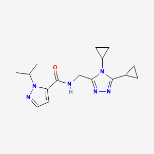 molecular formula C16H22N6O B6970103 N-[(4,5-dicyclopropyl-1,2,4-triazol-3-yl)methyl]-2-propan-2-ylpyrazole-3-carboxamide 