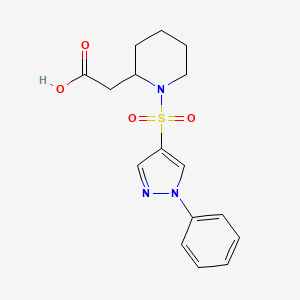 molecular formula C16H19N3O4S B6978556 2-[1-(1-Phenylpyrazol-4-yl)sulfonylpiperidin-2-yl]acetic acid 