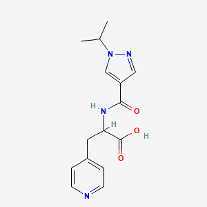 molecular formula C15H18N4O3 B6981455 2-[(1-Propan-2-ylpyrazole-4-carbonyl)amino]-3-pyridin-4-ylpropanoic acid 