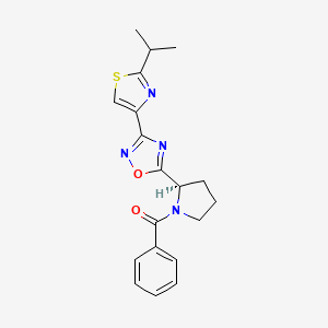 molecular formula C19H20N4O2S B7013979 phenyl-[(2R)-2-[3-(2-propan-2-yl-1,3-thiazol-4-yl)-1,2,4-oxadiazol-5-yl]pyrrolidin-1-yl]methanone 