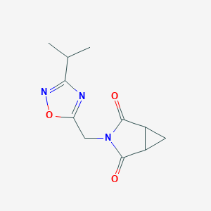 3-[(3-Propan-2-yl-1,2,4-oxadiazol-5-yl)methyl]-3-azabicyclo[3.1.0]hexane-2,4-dione