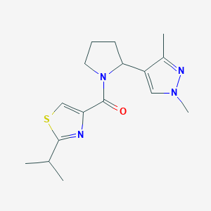 [2-(1,3-Dimethylpyrazol-4-yl)pyrrolidin-1-yl]-(2-propan-2-yl-1,3-thiazol-4-yl)methanone