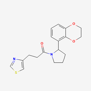 1-[2-(2,3-Dihydro-1,4-benzodioxin-5-yl)pyrrolidin-1-yl]-3-(1,3-thiazol-4-yl)propan-1-one