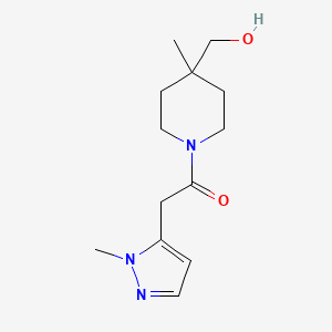 1-[4-(Hydroxymethyl)-4-methylpiperidin-1-yl]-2-(2-methylpyrazol-3-yl)ethanone