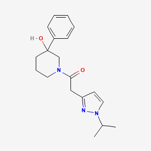 1-(3-Hydroxy-3-phenylpiperidin-1-yl)-2-(1-propan-2-ylpyrazol-3-yl)ethanone