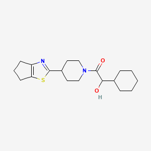 2-cyclohexyl-1-[4-(5,6-dihydro-4H-cyclopenta[d][1,3]thiazol-2-yl)piperidin-1-yl]-2-hydroxyethanone