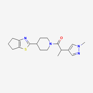 1-[4-(5,6-dihydro-4H-cyclopenta[d][1,3]thiazol-2-yl)piperidin-1-yl]-2-(1-methylpyrazol-4-yl)propan-1-one