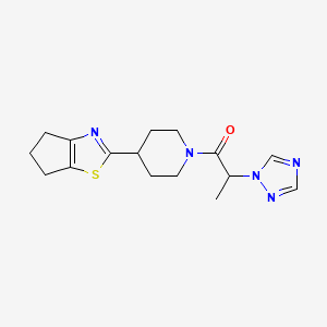 1-[4-(5,6-dihydro-4H-cyclopenta[d][1,3]thiazol-2-yl)piperidin-1-yl]-2-(1,2,4-triazol-1-yl)propan-1-one