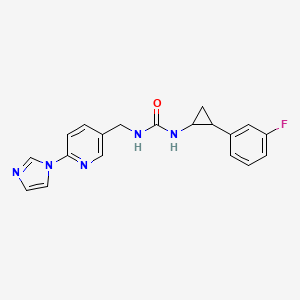 molecular formula C19H18FN5O B7327514 1-[2-(3-Fluorophenyl)cyclopropyl]-3-[(6-imidazol-1-ylpyridin-3-yl)methyl]urea 