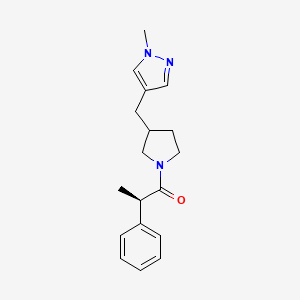 molecular formula C18H23N3O B7332339 (2R)-1-[3-[(1-methylpyrazol-4-yl)methyl]pyrrolidin-1-yl]-2-phenylpropan-1-one 