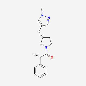 molecular formula C18H23N3O B7332379 (2S)-1-[3-[(1-methylpyrazol-4-yl)methyl]pyrrolidin-1-yl]-2-phenylpropan-1-one 