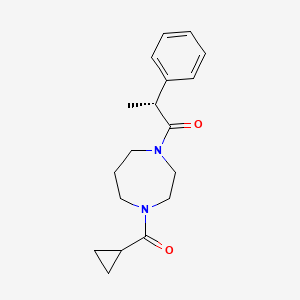 molecular formula C18H24N2O2 B7333041 (2R)-1-[4-(cyclopropanecarbonyl)-1,4-diazepan-1-yl]-2-phenylpropan-1-one 