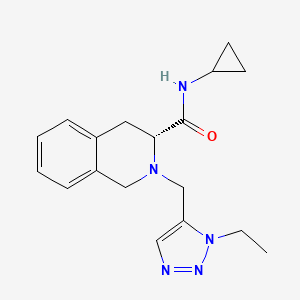 molecular formula C18H23N5O B7338874 (3R)-N-cyclopropyl-2-[(3-ethyltriazol-4-yl)methyl]-3,4-dihydro-1H-isoquinoline-3-carboxamide 