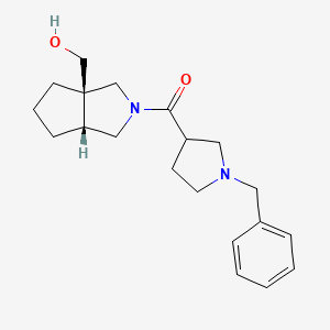 molecular formula C20H28N2O2 B7342960 [(3aR,6aR)-3a-(hydroxymethyl)-1,3,4,5,6,6a-hexahydrocyclopenta[c]pyrrol-2-yl]-(1-benzylpyrrolidin-3-yl)methanone 