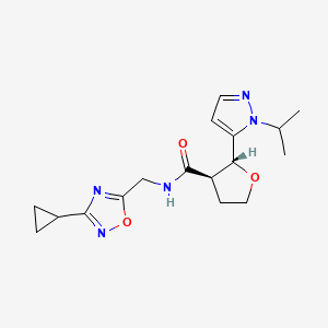 molecular formula C17H23N5O3 B7345776 (2R,3R)-N-[(3-cyclopropyl-1,2,4-oxadiazol-5-yl)methyl]-2-(2-propan-2-ylpyrazol-3-yl)oxolane-3-carboxamide 