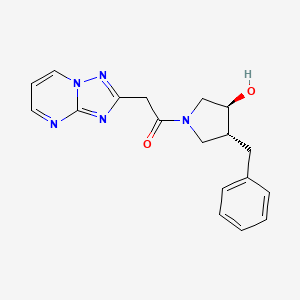 1-[(3R,4S)-3-benzyl-4-hydroxypyrrolidin-1-yl]-2-([1,2,4]triazolo[1,5-a]pyrimidin-2-yl)ethanone